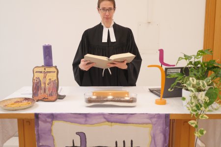 Wiens evangelische Gefängnis-seelsorgerin Daniela Schwimbersky hinter dem Altar  der Evangelischen Kapelle in der JA Josefstadt.