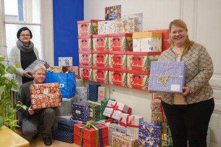 Claudia Wettel, Lars Amann und Katja Eichler (von links nach rechts) inmitten der Geschenk-Kartons.
