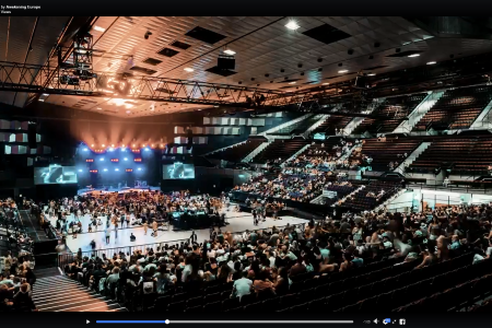Eine freikirchliche Veranstaltung: Awakening Europe. Die Stadthalle füllt sich. Foto: Screenshot/AwakeningEurope
