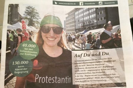 Auf der Titelseite der Kirchentagszeitung ist unsere EJ-Mitarbeiterin und Theo-Studentin Hannah zu sehen! Nice! 