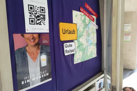 Eine gute, behütete Reise - das &quot;wünüscht&quot; der Schaukasten an der Hamburgerstraße 3 den Passanten. 