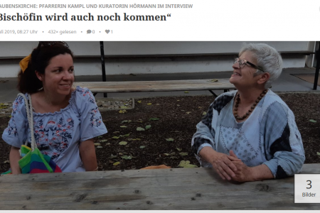 Pfarrerin Anna Kampl (links) und Kuratorin Eva Hörmann beim Doppel-Interview im abendlichen Hof der Simmeringer Glaubenskirche. Foto: Christian Buchar/Screenshot meinbezirk.at