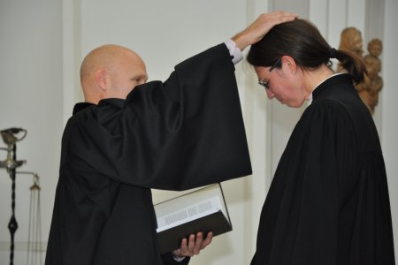 Vorgänger segnet Nachfolgerin: Superintendent Dr. Matthias Geist segnet die neue Gefängnisseelsorgerin Daniela Schwimbersky. Foto: Justizanstalt Wien Josefstadt