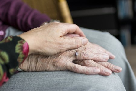 Klare Parteien-Bekenntnisse zu einer umfassenden Pflegereform fordert die Hilfsorganisationen, die in der Bundesarbeitsgemeinschaft Freie Wohlfahrt zusammengeschlossen sind. Foto: pixabay/Sabine van Erp