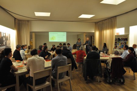 Die Altersspanne der Gäste umfasste drei Generationen und übersetzt wurden die Gespräche übers Evangelisch-Sein in Wien in Farsi und in Gebärdensprache. Eine tolle Vielfalt!