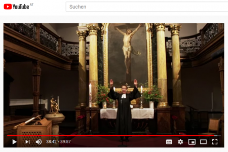 Pfarramtskandidatin Julia Schnitzlein predigt online aus der Lutherischen Stadtkirche. Foto: YouTube/Screenshot Pfarramtskandidatin Julia Schnitzlein predigt online aus der Lutherischen Stadtkirche. Foto: YouTube/Screenshot