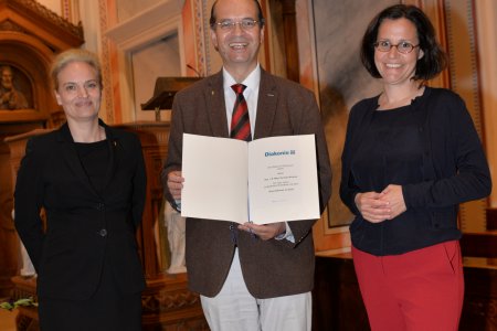 Ausgezeichnet: Gerhard Krömer, links neben ihm Obfrau Susanne Draxler, rechts neben ihm Diakonie-Direktorin Maria Katharina Moser. Foto: EWV