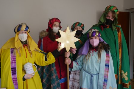 Das fünfköpfige Sternsinger-Team aus der Pfarre Strasshof