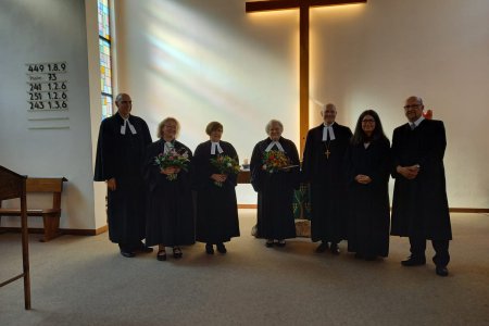 Gruppenfoto: Ingrid Vogel (Mitte) übergibt an Birgit Meindl-Dröthandl und Elke Kunert (v. links mit Blumenstrauß).