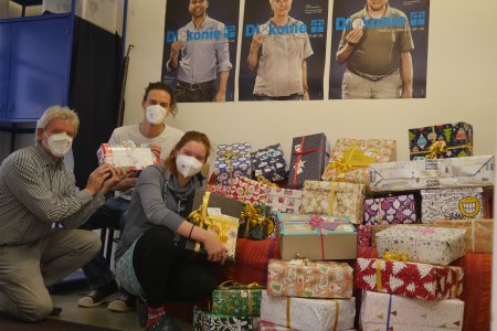 Fachinspektor Lars Amann, Sozialarbeiter Daniel Nigg und Sozialarbeiterin Julia Krause (von links) freuen sich über den &quot;Geschenkesegen&quot;.