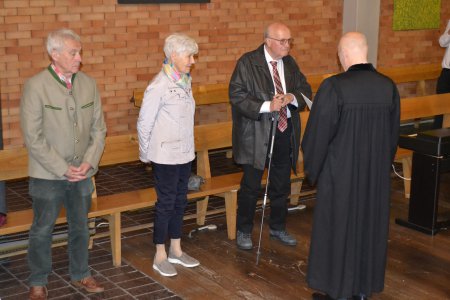 Eine Dankesurkunde überreichte Superintendent Geist den Jubilaren. Foto: C. Örley