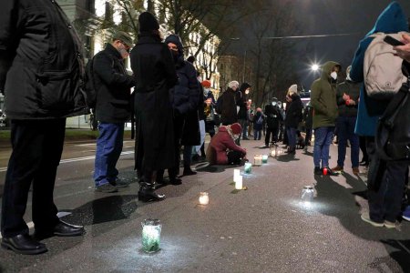 Im Dezember des Vorjahres hatte die Initiative „#YesWeCare“ zum Lichtermeer für die Corona-Opfer auf der Wiener Ringstraße eingeladen. Heuer geht es um das Recht auf Inklusion. (Foto: C.Stadler/Bwag; CC-BY-SA-4.0) Zu sehen: Menschen, vor deren Füßen Teelichter flackern. „#YesWeCare“ zum Lichtermeer für die Corona-Opfer auf der Wiener Ringstraße eingeladen. Heuer geht es um das Recht auf Inklusion. (Foto: C.Stadler/Bwag; CC-BY-SA-4.0)