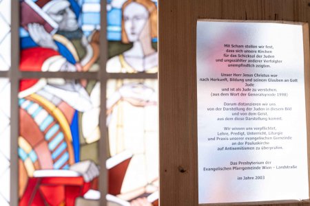  Am 8.10. werden die antisemitischen Fenster der Pauluskirche mit Stoffbahnen verhüllt. (Foto: Pecka)