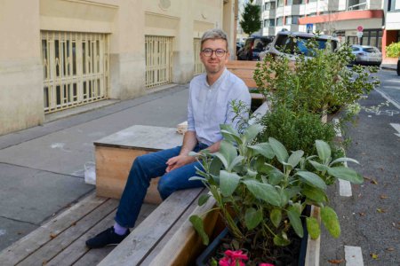 Pfarrer Fleischner-Janits freut sich, dass die Grätzloase vor der Messiaskapelle so gut angenommen wird. (Foto: BV09/Meisel)