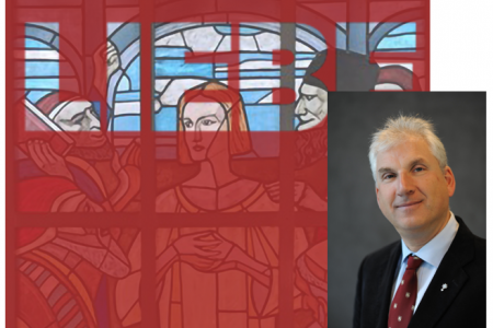 Wie antijüdisch sind die Kirchenfenster der Pauluskirche und wo ist der Unterschied zwischen &quot;Auseinandersetzung&quot; und &quot;Cancel-Culture&quot; - das haben wir Thomas Hennefeld gefragt. Fotos: (Portraitfoto) epd/M. Uschmann; (Kirchenfenster) Pauluskirche