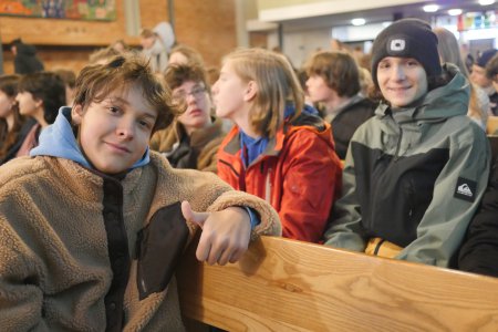 Daumen hoch für den 34. Friedenstag: 9 Workshops, 500 Jugendliche, unzählige Inspirationen. Foto: Evang. Kirche Wien/Schomaker