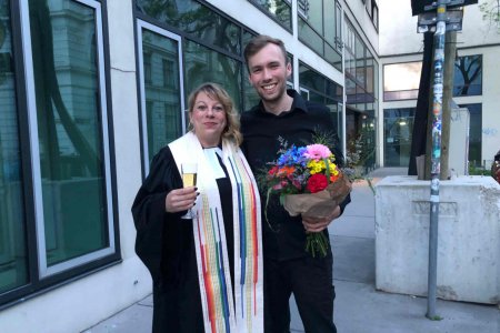 Pfarrerin Katharina Payk und ehg-Lektor Jan Minack beim Sektempfang nach dem Gottesdienst zur Amtseinführung. (Foto: privat)