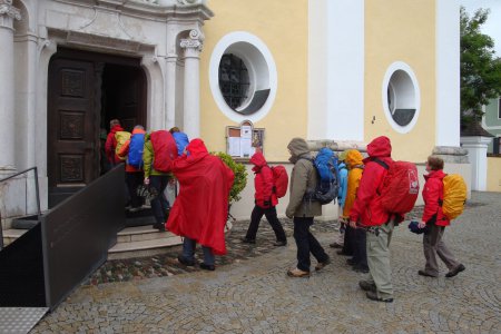 Gepilgert wird immer – auch bei Regen. Gute Wanderschuhe und wetterfeste Kleidung sind ein Muss.