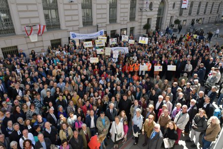 Für ein Miteinander: Evangelische und Altkatholiken zeigen in Wien, warum der Karfreitag so wichtig ist. Foto: Hans Schröpfer