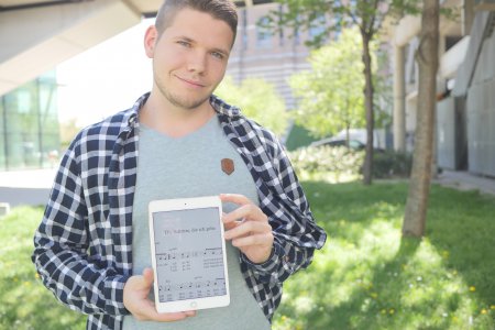Sein Lied „Die Schritte, die ich gehe“ hat Benjamin Buchner auf der Superintendentialversammlung im April 2018 präsentiert