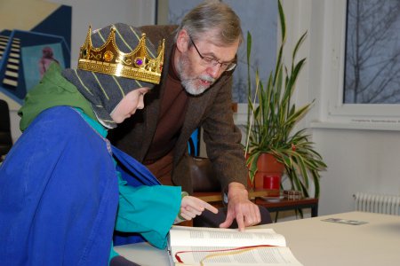 Superintendent Hansjörg Lein und Sternsinger Tobias lesen die Geschichte der Weisen aus dem Morgenland in der Bibel nach.