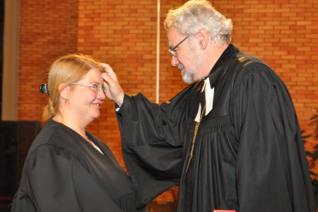 &quot;Die Schülerinnen und Schüler sollen ihre Verantwortung und Handlungsfähigkeit entdecken und erweitern&quot;, sagte die neue Wiener Fachinspektorin Katja Eichler bei ihrer Amtseinführung. Im Bild beim Segen durch Oberkirchenrat Karl Schiefermair. Foto: M. Scho