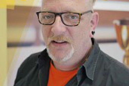 Religionslehrer Christoph Örley wird in dieser Ausgabe interviewt.
