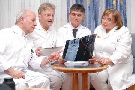 Das Team der Gefäßchirurgie (v.l.n.r.:) Oberarzt Dr. Herbert Mendel, Chirurgievorstand Prim. Univ.-Prof. Dr. Wolfgang Feil, Leiter der Gefäßchirurgie Prim. Univ.-Prof. Dr. Georg Bischof, Oberärztin Dr. Silvia Hoffmann