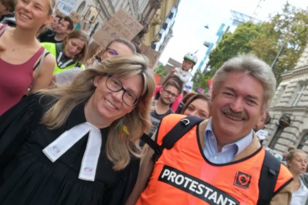 Out of office for the Planet: Pfarrerin Marianne Fliegenschnee und Pfarrer Michael Wolf beim Global Earth Strike in Wien.