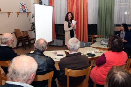 Andrea Sölkner spricht vor einer Gruppe von Menschen.