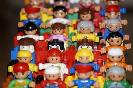 Die Mitgliederzahlen sind nur leicht zurückgegangen. (c) Pixabay/Efraimstochter Eine Menschenmenge aus Lego-Figuren