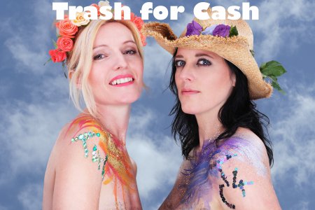 Petra Kreuzer und Astrid Golda (rechts) sind Gretl und Trude im Programm &quot;Trash4Cash&quot; (Foto: Robert Peres)