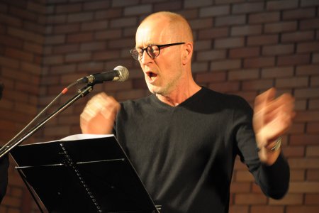 Schauspieler Peter Lohmeyer singt einen Psalm
