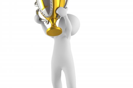 Eine grafische Figur hält einen Pokal hoch.