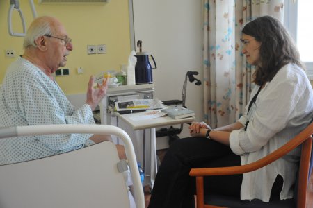 Seelsorge - ist da, hört zu, geht mit. Egal ob im Krankenhaus oder im Pflegewohnheim. Foto: epd/M.Uschmann