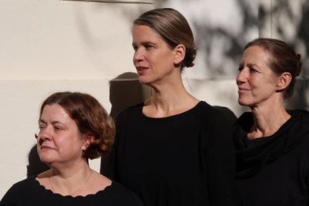 Sybille v. Both, Friederike v. Krosigk und Annegret Bauerle sind überzeugt: Religion, Theater und Musik gehören seit Jahrhunderten eng zusammen. Foto: Theatergottesdienst