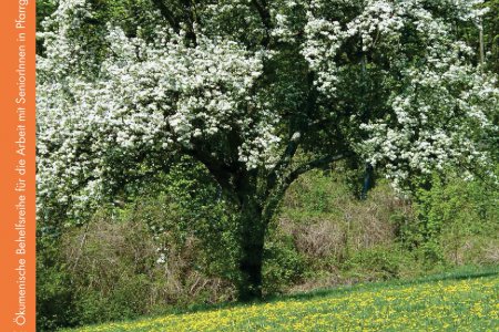 Cover des Behelfs, zu sehen ist ein in Blüte stehender Baum auf einer Wiese. Titel: Wachsen ein Leben lang.