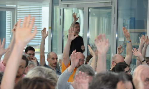 Gelebte Demokratie: Die Delegierten der Supversammlung heben die Hände, um abzustimmen
