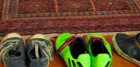 Schuhpaare vor einem Teppich