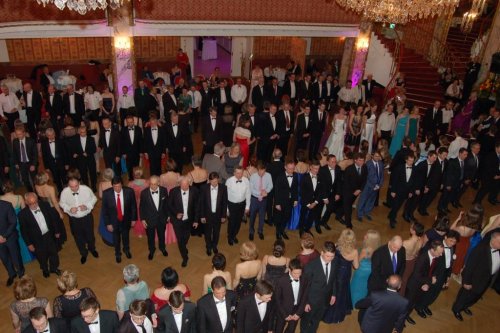 Zu Beginn der Quadrille stehen die Tänzer noch geordnet.
