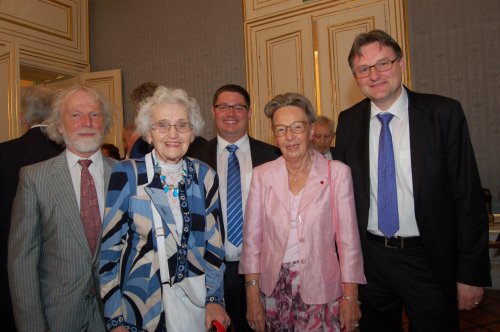 Ebenso gratulierten von &quot;mathematischer Seite&quot;: Ao.Univ.Prof. Dr. Frank Rattay, ein Schüler von Inge Troch, (von links) Dr. Brigitte Bukovics, die Witwe ihres Doktorvaters, sowie ihre Kollegen Univ.Prof. Dipl.-Ing. Dr.sc.techn. Georg Schitter und Univ.Pro