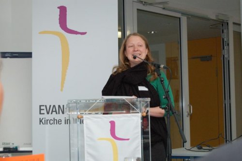Pfarrerin Katharina Alder eröffnet die Versammlung mit einer frühlingshaften Andacht.
