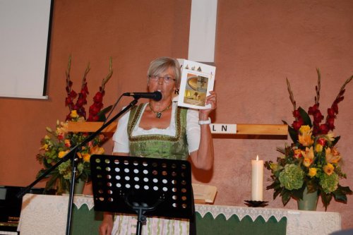 &quot;Chefredakteurin&quot; Ingrid Herl stellt die Jubiläumsschrift vor.

