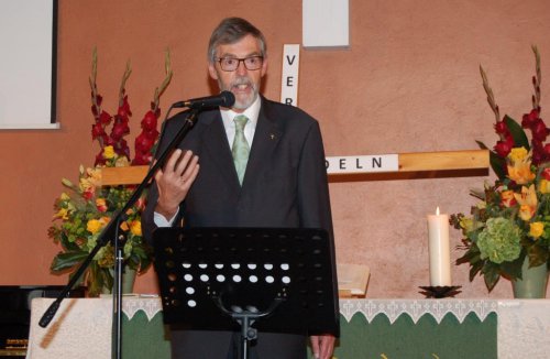 Superintendent Hansjörg Lein hält ein Grußwort...
