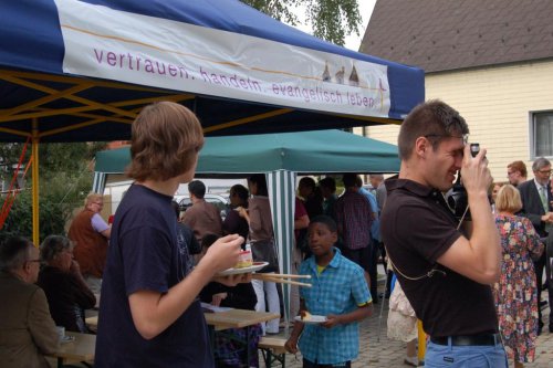 Strahlender Sonnenschein begleitet das Fest.
