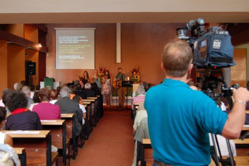 Niederösterreich TV &quot;N1&quot; filmt für das Stadtfernsehen Schwechat während des Gottesdienstes.
