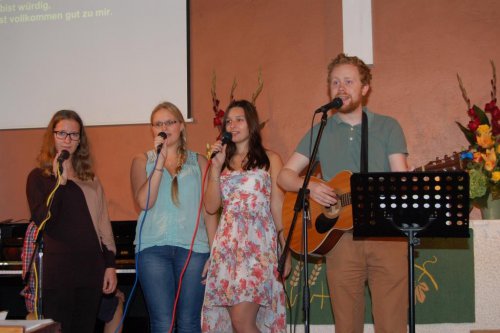 Die Jugendband unter Leitung von Jugendreferent Benn McMinn führt den Gemeindegesang an.
