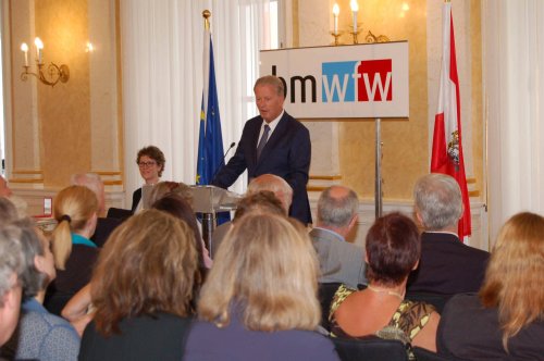 &quot;Durch Ihre Arbeit setzen Sie sich für den Staat, also für die Gemeinschaft ein“, so der Vizekanzler. 
