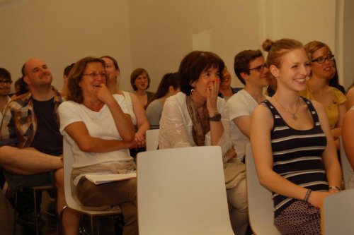 Das Publikum amüsiert sich beim &quot;Poetry Slam&quot;
