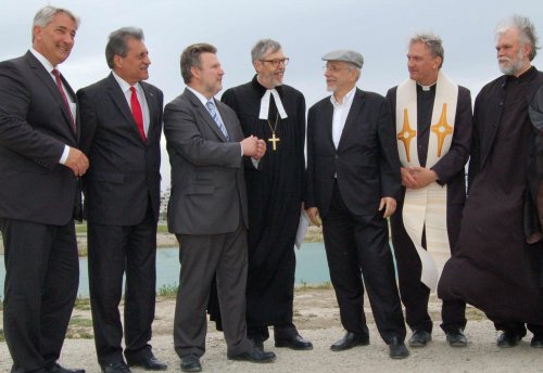 Es sprachen (von links): Bezirksvorsteher Ernst Nevrivy, Fuat Sanaç, Stadtrat Michael Ludwig, Hansjörg Lein, der Generalsekretär der Israelitischen Kultusgemeinde Raimund Fastenbauer, der Römisch-katholische Bischofsvikar Dariusz Schutzki, der Erzpriester